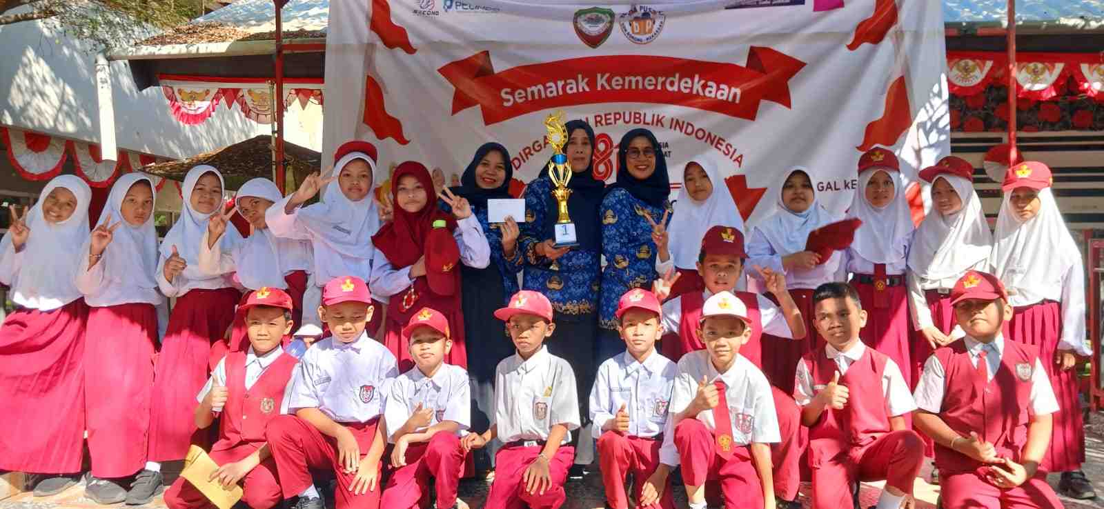 Kepala SD Negeri Borong bersama wali kelas dan siswa-siswi kelas 4 berfoto bersama usai meraih juara dalam rangkaian lomba Semarak Kemerdekaan HUT ke-81 Republik Indonesia di SD Negeri Borong, Kecamatan Manggala, Kota Makassar, Senin (17/08/2026).