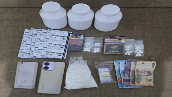 Barang bukti obat daftar G berlogo “Y” berupa tablet, Trihexyphenidyl, telepon seluler, kemasan, dan uang tunai.