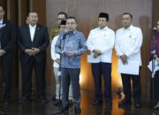Wakil Ketua DPR RI Sufmi Dasco Ahmad didampingi Menteri Sekretaris Negara Prasetyo Hadi serta perwakilan kementerian terkait memberi keterangan pers usai rapat koordinasi pembahasan status guru PPPK di Gedung Nusantara III, Senayan, Jakarta. (Foto : Ist)