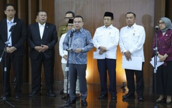 Wakil Ketua DPR RI Sufmi Dasco Ahmad didampingi Menteri Sekretaris Negara Prasetyo Hadi serta perwakilan kementerian terkait memberi keterangan pers usai rapat koordinasi pembahasan status guru PPPK di Gedung Nusantara III, Senayan, Jakarta. (Foto : Ist)