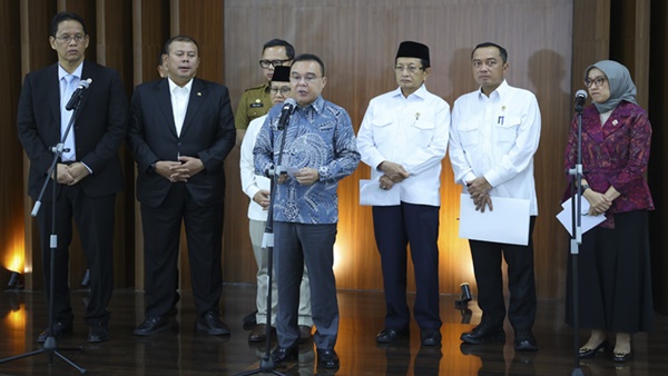 Wakil Ketua DPR RI Sufmi Dasco Ahmad didampingi Menteri Sekretaris Negara Prasetyo Hadi serta perwakilan kementerian terkait memberi keterangan pers usai rapat koordinasi pembahasan status guru PPPK di Gedung Nusantara III, Senayan, Jakarta. (Foto : Ist)