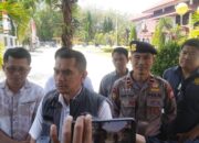 Kasubdit Tipidkor Ditreskrimsus Polda Sulsel, AKBP Jufri, didampingi Kasat Reskrim Polres Parepare, AKP Muh Saleh, usai rekonstruksi di Kantor Wali Kota Parepare.
