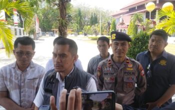 Kasubdit Tipidkor Ditreskrimsus Polda Sulsel, AKBP Jufri, didampingi Kasat Reskrim Polres Parepare, AKP Muh Saleh, usai rekonstruksi di Kantor Wali Kota Parepare.