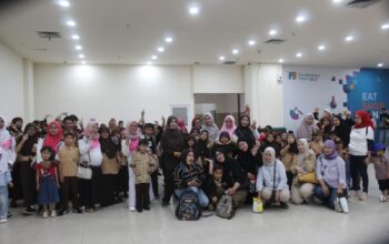 Foto bersama siswa SD Negeri Borong Makassar beserta guru, kepala sekolah dan orang tua usai kegiatan nonton bareng film “Pramuka” di CGV Panakkukang Square, Selasa (18/8/2026). Kegiatan ini menjadi cara menyenangkan untuk menanamkan nilai-nilai kepramukaan dan pendidikan karakter kepada anak-anak.