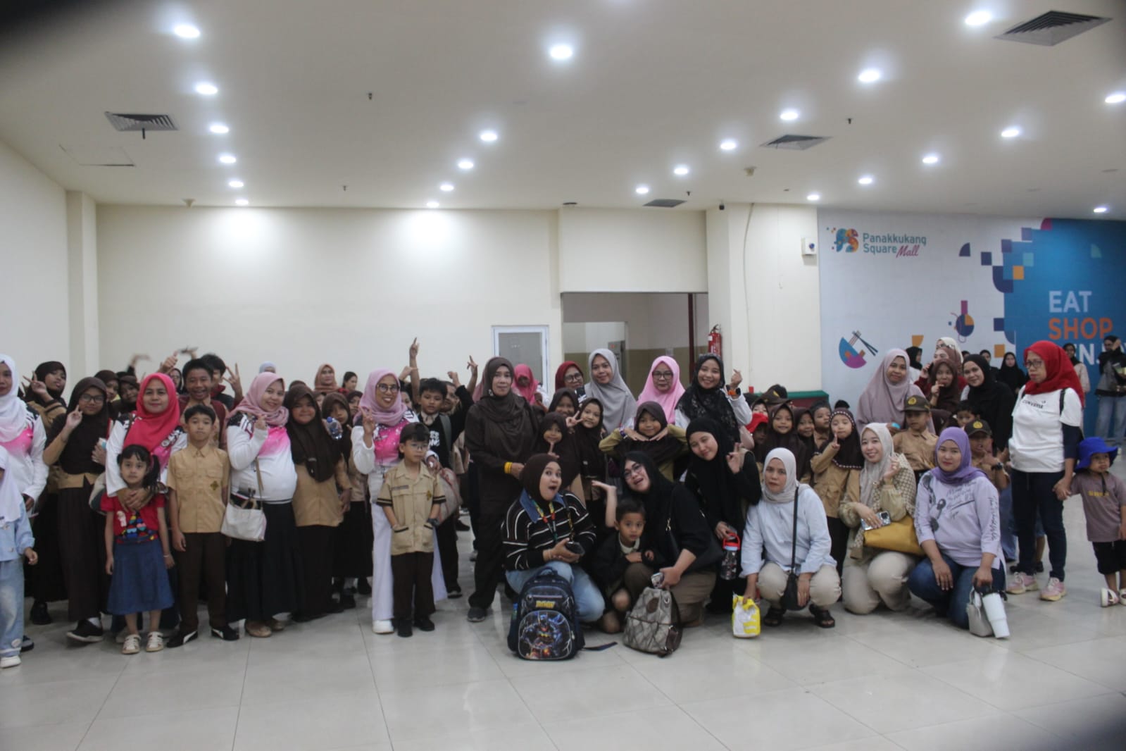 Foto bersama siswa SD Negeri Borong Makassar beserta guru, kepala sekolah dan orang tua usai kegiatan nonton bareng film “Pramuka” di CGV Panakkukang Square, Selasa (18/8/2026). Kegiatan ini menjadi cara menyenangkan untuk menanamkan nilai-nilai kepramukaan dan pendidikan karakter kepada anak-anak.