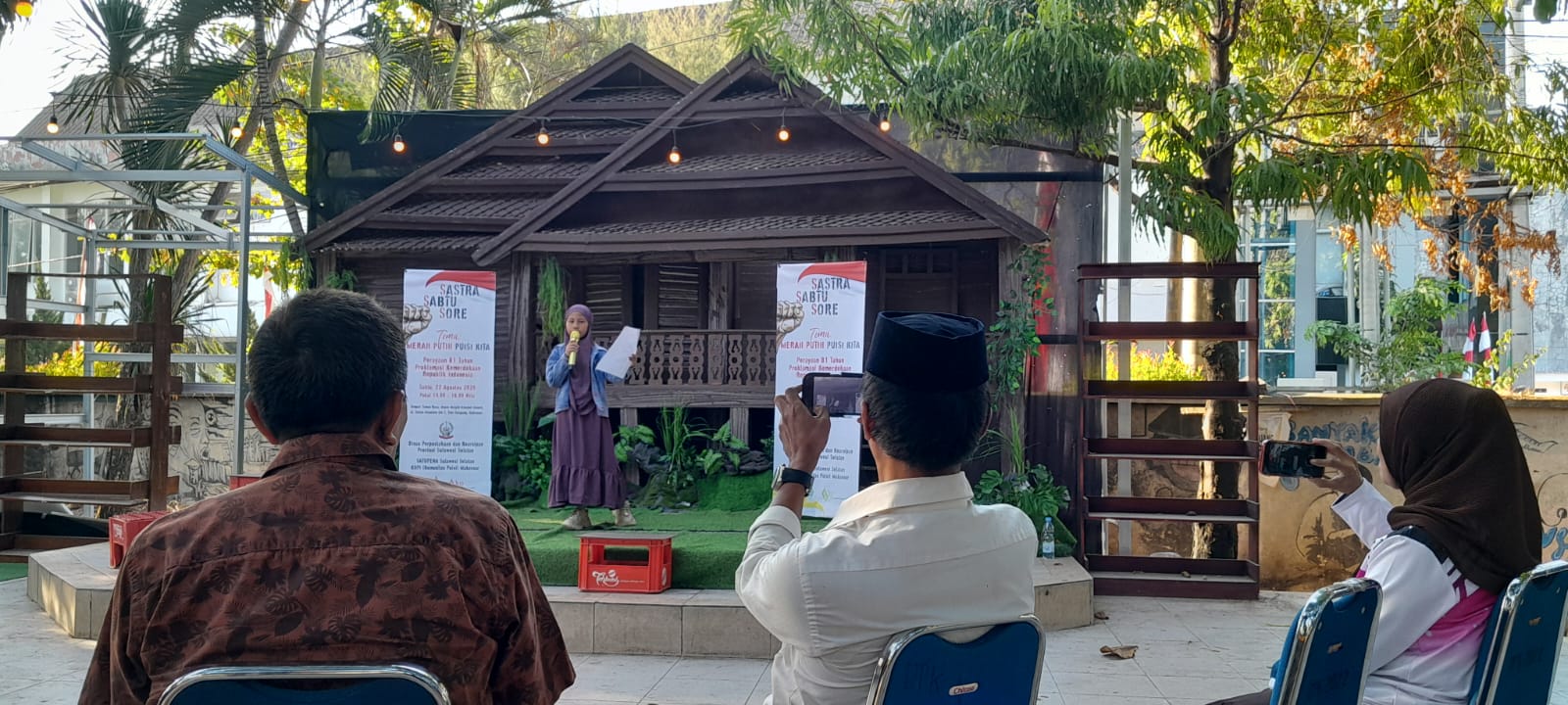 Murid SD Negeri Borong, Rukayya, tampil membacakan puisi “Diponegoro” karya Chairil Anwar dalam kegiatan Sastra Sabtu Sore bertema “Merah Putih Puisi Kita” di Taman Baca Masjid Ashabul Jannah Dispusarsip Provinsi Sulawesi Selatan, Sabtu (22/8/2026).