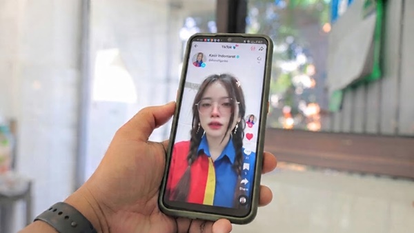 Ilustrasi tangkapan layar video yang menampilkan sosok Kasir Indomaret 7 Menit yang viral di media sosial. (Visual AI)