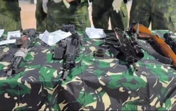 Delapan jenis senjata api lengkap dengan peluru tajam berhasil diamankan Satgas TNI dari persembunyian kelompok OPM di Kabupaten Puncak, Papua Tengah, Minggu (16/8/2026). Senjata itu diduga disiapkan untuk melancarkan aksi teror menjelang peringatan HUT ke-81 Republik Indonesia. (Foto: Ist)
