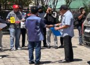 Rekonstruksi Kasus Korupsi Dana Dinkes Parepare. Peragaan penyerahan uang Rp600 juta dari eks Kadis Kesehatan Parepare dr Muhammad Yamin kepada eks Wakil Ketua DPRD Parepare Andi Firdaus Djollong, di area parkiran Teras Empang Cafe, Kota Parepare.