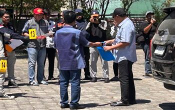 Rekonstruksi Kasus Korupsi Dana Dinkes Parepare. Peragaan penyerahan uang Rp600 juta dari eks Kadis Kesehatan Parepare dr Muhammad Yamin kepada eks Wakil Ketua DPRD Parepare Andi Firdaus Djollong, di area parkiran Teras Empang Cafe, Kota Parepare.