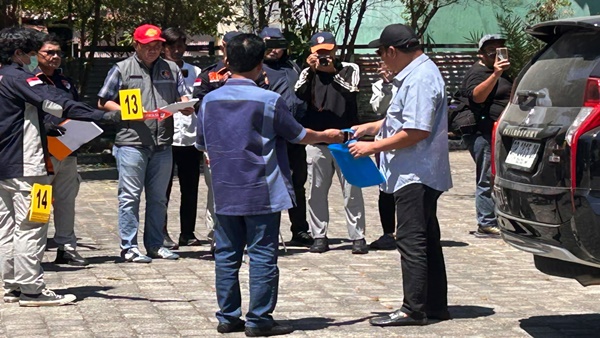 Rekonstruksi Kasus Korupsi Dana Dinkes Parepare. Peragaan penyerahan uang Rp600 juta dari eks Kadis Kesehatan Parepare dr Muhammad Yamin kepada eks Wakil Ketua DPRD Parepare Andi Firdaus Djollong, di area parkiran Teras Empang Cafe, Kota Parepare.