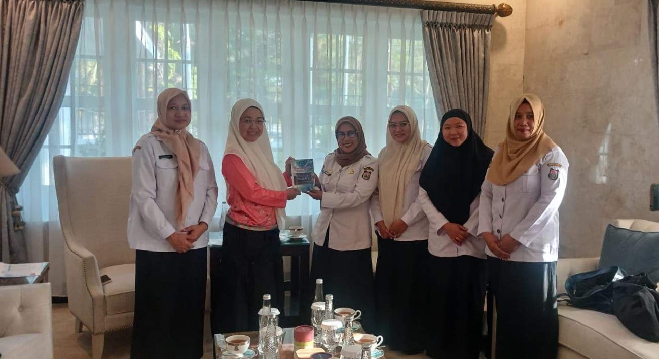 Kepala UPTD SPF SD Negeri Borong, Andi Etty Cahyani, menyerahkan buku “Bunda Pustaka” kepada Bunda Literasi Kota Makassar, Hj. Melinda Aksa, dalam audiensi di Rumah Jabatan Wali Kota Makassar, Rabu (23/9/2026).