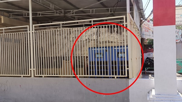 Penampakan titik penukaran baterai (battery swapping station) VinFast di Sulawesi Selatan yang tampak dikurung di balik jeruji pagar.