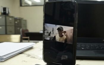 Tersangka kasus tanah, Hatta Hamzah saat dilakukan konfrontasi via video call dari Penyidik.