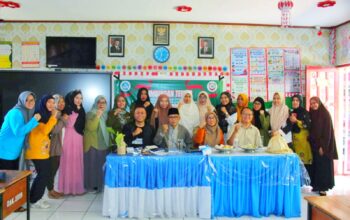 Peserta Bimbingan Teknis (Bimtek) Program Inovasi Sekolah UPTD SPF SD Negeri Borong Makassar berfoto bersama usai kegiatan, Sabtu (5/9/2026). Kegiatan ini menjadi bagian dari upaya mendorong guru dan orang tua untuk mengembangkan gagasan inovatif dalam meningkatkan kualitas layanan pendidikan.