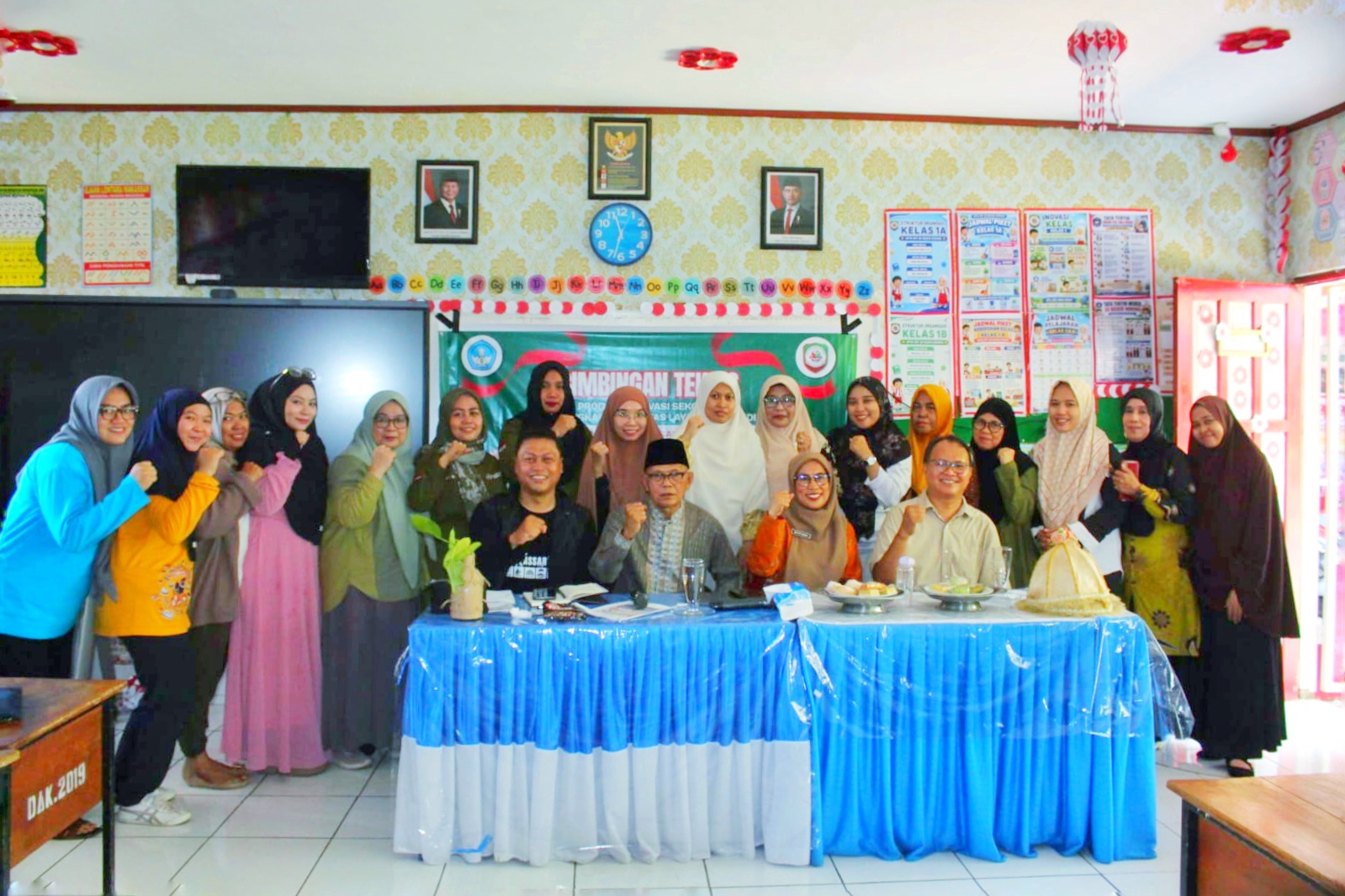 Peserta Bimbingan Teknis (Bimtek) Program Inovasi Sekolah UPTD SPF SD Negeri Borong Makassar berfoto bersama usai kegiatan, Sabtu (5/9/2026). Kegiatan ini menjadi bagian dari upaya mendorong guru dan orang tua untuk mengembangkan gagasan inovatif dalam meningkatkan kualitas layanan pendidikan.