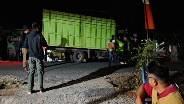 Truk bermuatan balok kayu yang diamankan petugas KPH Rongkong di Jalur Trans Provinsi Sabbang-Tallang Sae, Luwu Utara, Kamis (17/9/2026). Kasus tersebut kini dalam pemeriksaan Unit Tipiter Polres Luwu Utara.
