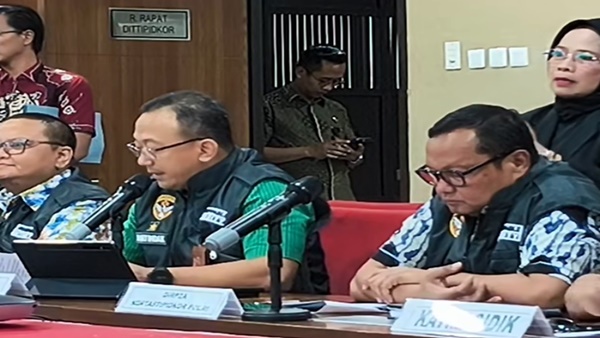 Konferensi pers Kortastipidkor Polri terkait penetapan Bupati Gowa Sitti Husniah Talenrang sebagai tersangka kasus dugaan korupsi PBG dan perizinan di Mabes Polri, Jumat (25/9/2026). (Tangkapan layar TikTok Kortastipidkor Polri)