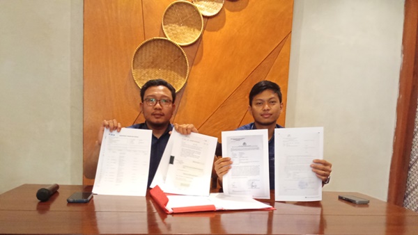 Kuasa hukum Owner RA Skincare, Wawan Nur Rewa bersama Anugrah Mansur, dalam konferensi pers di Makassar pada Sabtu (26/9/2026), mengungkap kronologi dugaan penipuan berkedok investasi yang menyeret bos kosmetik berinisial AHA.