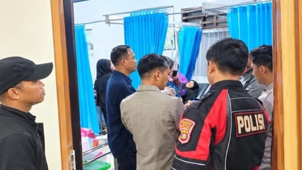 Petugas kepolisian bersama pihak terkait saat memantau kondisi pelajar di Kendari yang menjalani perawatan medis di fasilitas kesehatan akibat dugaan keracunan MBG (Foto : Ist)