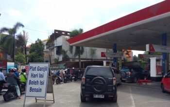 Ilustrasi antrean kendaraan di SPBU saat penerapan aturan BBM berdasarkan plat nomor ganjil-genap.