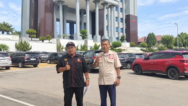 H. Suradi (Kiri) didampingi Koordinator LSM Lira Sulsel, Zul (kanan), saat mendatangi Kejati Sulsel.