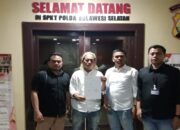 Ketua DPW Gibran Center Sulsel, M. Taufik Hidayat (memegang surat pengaduan, tengah), didampingi tim kuasa hukumnya saat mendatangi SPKT Polda Sulsel.