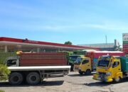 Puluhan truk mengantre mengisi solar subsidi di SPBU Pettuadae, Maros. Antrean yang berlangsung berbulan-bulan itu dikeluhkan warga karena memicu kemacetan dan mengganggu aktivitas masyarakat.