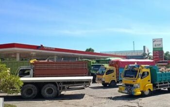 Puluhan truk mengantre mengisi solar subsidi di SPBU Pettuadae, Maros. Antrean yang berlangsung berbulan-bulan itu dikeluhkan warga karena memicu kemacetan dan mengganggu aktivitas masyarakat.