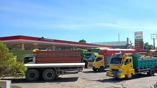 Puluhan truk mengantre mengisi solar subsidi di SPBU Pettuadae, Maros. Antrean yang berlangsung berbulan-bulan itu dikeluhkan warga karena memicu kemacetan dan mengganggu aktivitas masyarakat.
