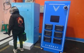 Stasiun penukaran baterai (Battery Swap Station/BSS) untuk motor listrik VinFast. Keberadaan fasilitas ini dikeluhkan konsumen di Gowa dan Maros karena sulit ditemukan, tidak sesuai dengan informasi pemasaran saat pembelian.