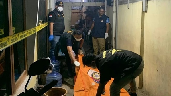 Petugas mengevakuasi jenazah di lokasi kejadian di Kecamatan Somba Opu, Gowa, Senin (5/10/2026). Polisi masih mendalami kasus tewasnya pasangan suami istri tersebut. (Foto: Istimewa)