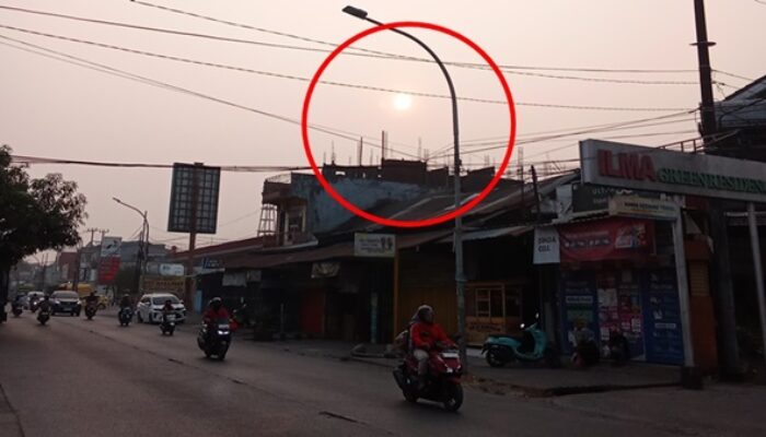 Kabut Asap Karhutla “Kepung” Makassar, Racun PM2.5 Ancam Kesehatan Warga