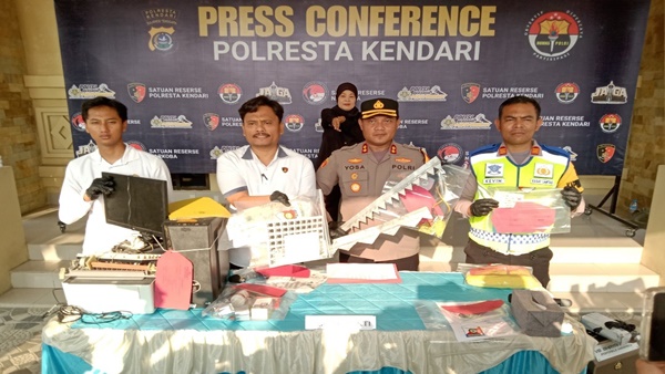 Jajaran Polresta Kendari memperlihatkan barang bukti berupa seperangkat komputer, pencetak, serta puluhan lembar STNK dan SIM BII Umum palsu saat konferensi pers pengungkapan kasus pemalsuan dokumen negara di Kendari, Sulawesi Tenggara. (Foto: Polresta Kendari)