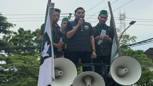 Direktur LKBHMI HMI Cabang Makassar, Alif Fajar, S.H., saat menyampaikan pernyataan sikap mendesak Mabes Polri mengevaluasi penanganan perkara dan menguji rantai komando Polda Sulsel.