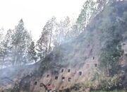 Kondisi tebing curam dan area pekuburan adat di Kecamatan Baruppu, Kabupaten Toraja Utara, Sulawesi Selatan, yang diselimuti asap sisa kebakaran hutan dan lahan. (Foto : Ist)
