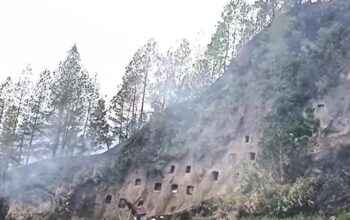 Kondisi tebing curam dan area pekuburan adat di Kecamatan Baruppu, Kabupaten Toraja Utara, Sulawesi Selatan, yang diselimuti asap sisa kebakaran hutan dan lahan. (Foto : Ist)
