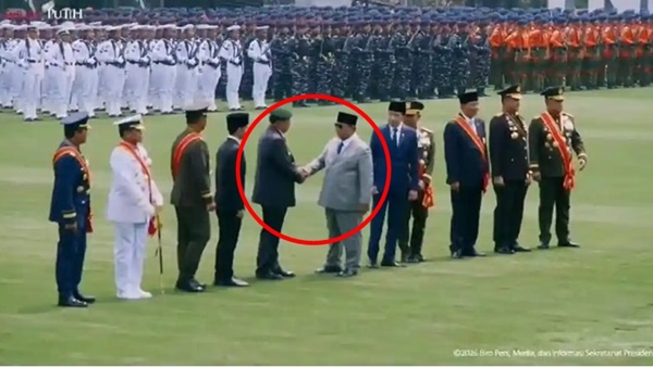 Presiden Prabowo Subianto berjabat tangan dengan Presiden ke-6 RI Susilo Bambang Yudhoyono (SBY) saat menghadiri peringatan HUT ke-81 TNI di Mabes TNI, Cilangkap, Jakarta Timur, Senin (5/10/2026). (Foto: Biro Pers Sekretariat Presiden)
