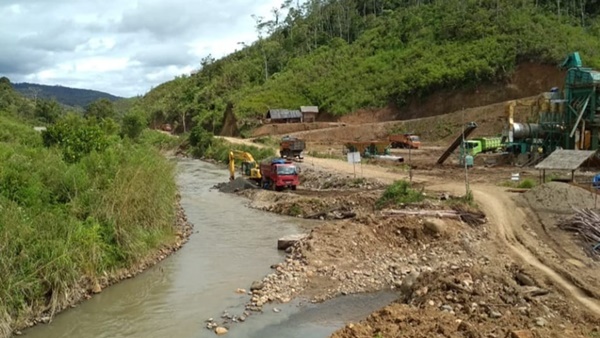 Sejumlah alat berat terlihat beroperasi di lokasi pengambilan material yang diduga memasok kebutuhan proyek peningkatan Jalan Sabbang–Tallang–Sae senilai Rp46,9 miliar di Kabupaten Luwu Utara (Lutra).