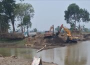 Dua unit alat berat ekskavator saat melakukan aktivitas pengerukan pasir galian C yang diduga berkaitan dengan operasional tambang tak berizin di Bontonompo, Gowa.