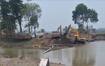 Dua unit alat berat ekskavator saat melakukan aktivitas pengerukan pasir galian C yang diduga berkaitan dengan operasional tambang tak berizin di Bontonompo, Gowa.
